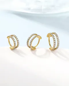 Prachtige dubbellaagse vergulde oorbellen met zirkonia stenen, minimalistisch stijlvol ontwerp.