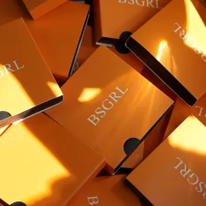 Vista detallada de la caja de regalo de joyería naranja, presentación elegante para accesorios.