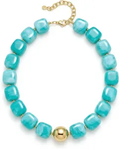 Gros plan détaillé des perles en résine turquoise et de la boule dorée au centre.