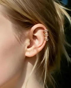 Gedetailleerd overzicht van minimalistische dubbellaagse zirkoon oren gouden elegante stijl.
