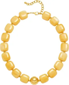Collier de perles carrées en résine jaune avec détails en métal doré et chaîne d'extension.