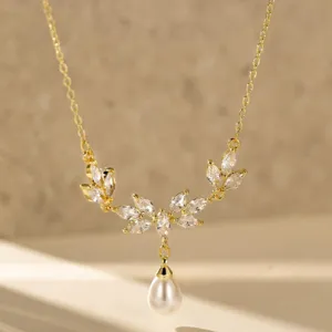 Exquisito collar con colgante de perla dorada y hojas de circonita para mujer joyas elegantes principal