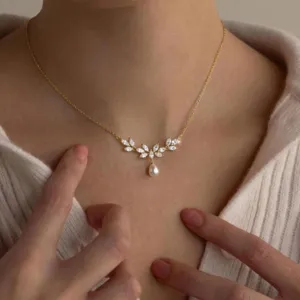 Hermoso collar de cadena dorado con circonitas cúbicas y un colgante de perla para mujer.
