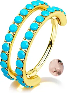 Detailopname van dubbele rij turquoise zirkoon goud hoepelring, veelzijdig lichaamssieradenstuk.