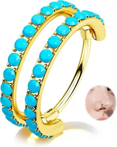 Detailopname van dubbellaagse turquoise neusring hoepel lichaams piercing sieraad detail.