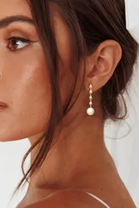 Elegante vergoldete Ohrhänger mit funkelnden Zirkonia und einer glänzenden Perle als Anhänger.