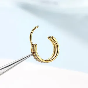 Gouden dubbellaagse geplaveide zirkonia oorbel ring close up product hoofdafbeelding