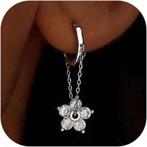 Nahaufnahme silberner Blumen-Ohrhänger mit funkelnden Zirkoniasteinen und eleganten feinen Ketten.