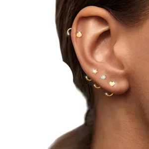 Set de boucles d'oreilles dorées avec clous géométriques mignons et petites créoles.