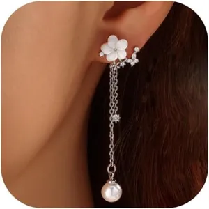 Detaillierte Nahaufnahme eines schicken asymmetrischen Blumen-Ohrrings mit feinen Ketten.