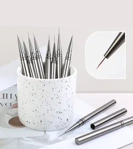 Metall Nailart Linierpinsel Set mit gunmetal Griff und feiner Spitze für präzise Nageldesigns.