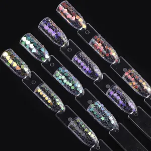 Nahaufnahme von holografischen Nagelkunst-Glitzerpailletten mit Herzen, Kreisen und Sternen.
