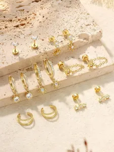 Jeu de boucles d'oreilles cartilage étoile chaîne en laiton doré, vue détaillée piercing strass.