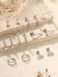 Gros plan d'un ensemble de boucles d'oreilles en strass argenté aux styles variés.