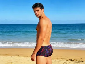 Vue détaillée de slip de bain homme imprimé taille basse avec motif géométrique coloré.