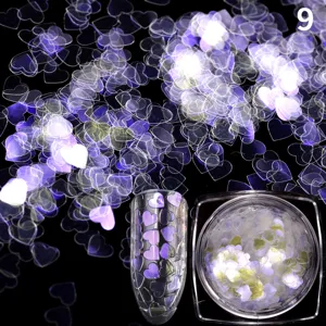 Nahaufnahme von holografischen Herz-Nagelpailletten und Glitzerglas für DIY-Nail-Art-Design.