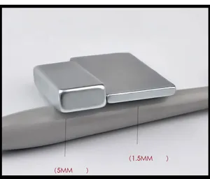 Cat eye magnet nail tool detail shot showing thickness dimensions 5mm and 1.5mm clearly.