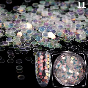 Nahaufnahme von holografischen runden Nagelglitter Pailletten, DIY Nailart Zubehör und Flocken.