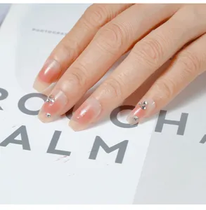 Uñas postizas con degradado rubor y estrás elegante para un diseño de manicura chic.