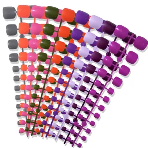 Dettaglio unghie finte piedi monocolore, set punte unghie fai-da-te colorate per donne.