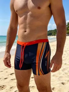Primer plano de bañador de hombre profesional de secado rápido con rayas deportivas.