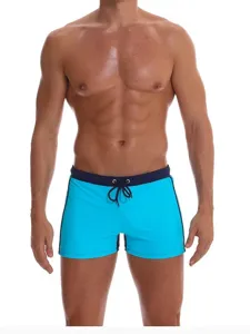 Heren blauwe sneldrogende zwembroek met trekkoord in de taille voor het strand in de zomer.