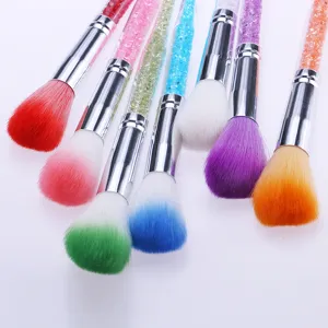 Détail de pinceau à poussière d'ongles en cristal coloré, poils souples pour nettoyage manucure.