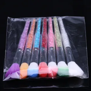 Vue détaillée de pinceaux de maquillage et de nettoyage à strass en cristal coloré.