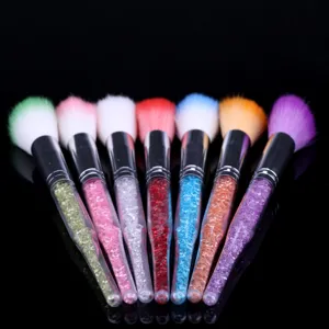 Gros plan détails pinceaux à poussière d'ongles à manche cristal coloré avec poils doux.