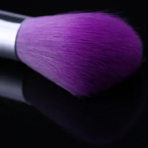 Pinceau à poussière d'ongles violet professionnel et pinceau à poudre de maquillage avec poils.