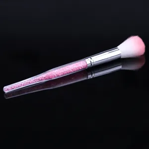 Vue détaillée du pinceau de maquillage à long manche avec strass roses et poils doux.