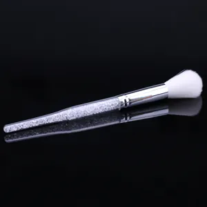 Pinceau a poussiere d'ongles strass, poils blancs doux, detail d'outil de maquillage fin.