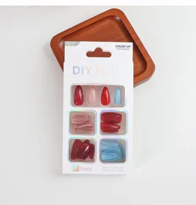 Set χρωματιστών ψεύτικων νυχιών DIY με διάφορα στυλ και κομψό κουτί συσκευασίας.