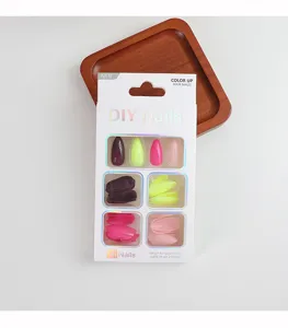Set από χρωματιστά ψεύτικα νύχια stiletto DIY, 96 τεμάχια γυαλιστερό κιτ ψεύτικων νυχιών.