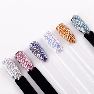 Nahaufnahme von 3D-Diamant-Rhombus-Nagelkunst-Glitzer-Pailletten in lebendigen holografischen Farben.