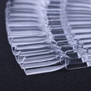 Gedetailleerd overzicht van doorzichtige nageldisplaytips voor kleurweergave.