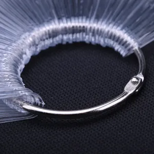 Close-up van doorzichtige nageldisplay-sticks met metalen ring voor kleurweergave