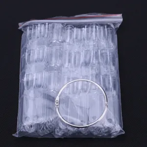 Transparante neppe nageltips display met metalen ring voor nail art oefengereedschap.