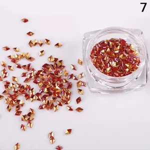 Rotgold 3D Raute Nagel Pailletten glänzende Diamant Glitzer Strasssteine in klarem Glas.