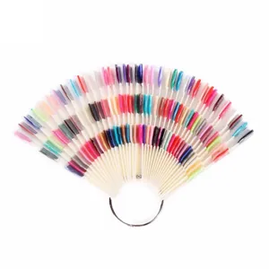 Waaier vormige nagellakkleurenkaart met meerlagige sticks en metalen ring voor nagelsalon gebruik.