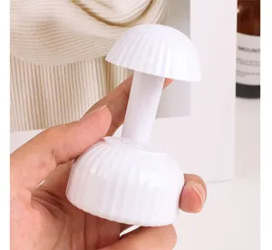 Lámpara LED UV de uñas de hongo portátil a mano para el secado rápido de esmalte en gel en casa.