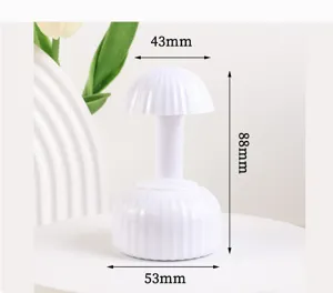 Mini lámpara de uñas de hongo portátil, vista detallada con dimensiones precisas.