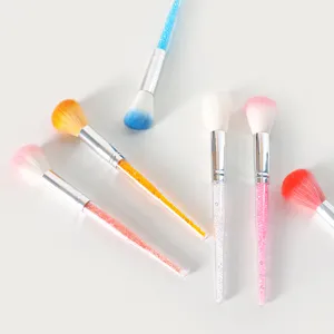 Pinceau de nettoyage pour ongles avec manche en cristal et strass colores poudre.