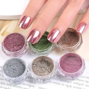 Nahaufnahme von bunten Spiegelpuder Gläsern und glänzenden Chrom Nagelkunst Effekten.