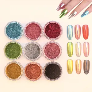 Nahaufnahme von 9 Farben festem Spiegel-Nagelpulver mit Farbmustern und Handpräsentation.