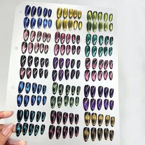 Dettaglio di unghie finte Cat-Eye colorate con effetto glitter su un foglio trasparente.