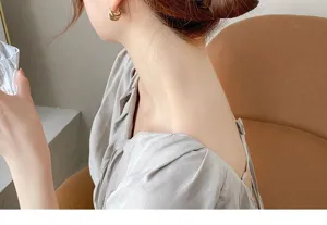 Elegant hair claw clip for women, stylish cross shark clip for daily hair bun styling accessories.