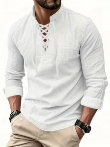 Camisa de lino de manga larga para hombre con cuello alzado de cordones, detalle blanco.