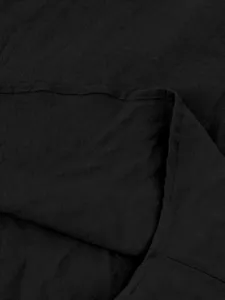 Vista de cerca de la textura de tela de lino algodón negro, detalles de costura finos para camisa.