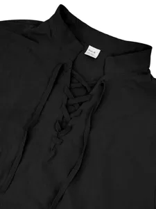 Camisa hombre negra manga larga lino cordones detalle cuello vista de cerca producto.